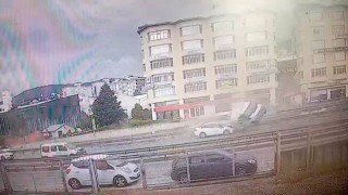 Pendik E-5te minibüsün bariyerlere çarparak taklalar attığı kaza kamerada