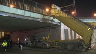 Pendikte dorsesi açılan kamyon alt geçide çarptı: 1 yaralı