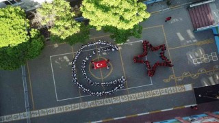 Pendikte ilkokul öğrencilerinden 19 Mayıs için ay yıldızlı koreografi
