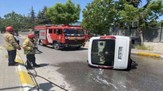 Pendikte lüks otomobilin çarptığı ticari araç yan yattı: 1 yaralı