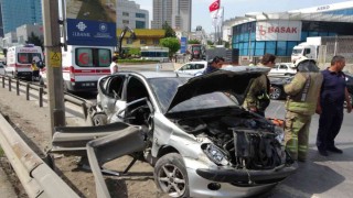 Pendikte makas atan sürücü demir bariyerlere girdi: 2 yaralı
