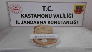 Pişkinlikte sınır tanımıyor: Önce iç çamaşırına sakladığı, şimdi de ekmek arasına sakladığı uyuşturucuyla yakalandı