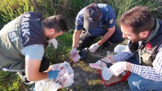 Polis araçtan atılan uyuşturucu hapları böyle buldu