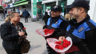 Polisler hem çiçek dağıttı hem de KADESi hatırlattı