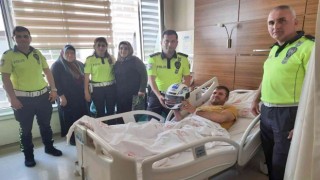 Polisler, tedavi gören kazazedeye kask hediye etti
