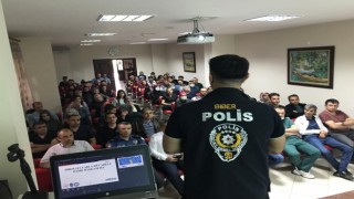 Polislerden öğrencilere internet eğitimi