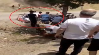 Rallide sürücülerin arasına daldı, facia böyle teğet geçti