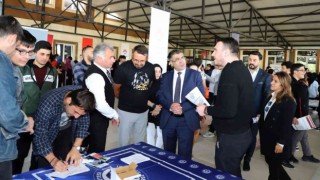 Rektör Aktekin Üniversite Tanıtım Fuarını ziyaret etti