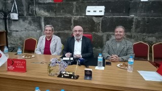 Rektör Karamustafa gençlerle çay-simit buluşmasında bir araya geldi