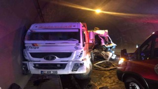 Rizede taş yüklü kamyon taş yüklü kamyona çarptı: 1 yaralı