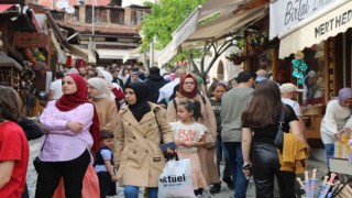 Safranboluda bayram kalabalığı esnafın yüzünü güldürdü