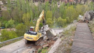 Sağanak yağışla düşen kaya parçaları yolu trafiğe kapattı