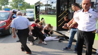 Sağlık çalışanlarına ve kendisine çarpan otobüs şoförüne tepki gösterdi