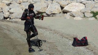 Sahilde dedektörle altın arıyor