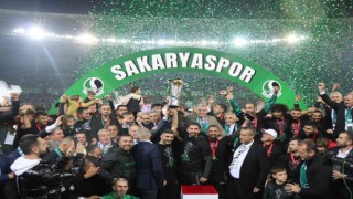 Sakaryasporda çifte bayram; şampiyonluk kupası kalktı 10 binler sahaya indi