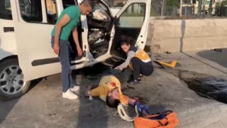 Samandra gişelerde araç beton bariyere çarptı: 2 yaralı