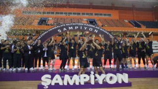 Şampiyon Fenerbahçe kupasını aldı