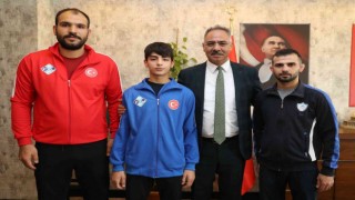 Şampiyon güreşçi ödüllendirildi