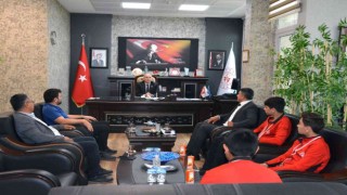 Şampiyon güreşçiler sevinçlerini İlmanla paylaştı