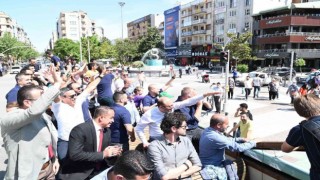 Şampiyon şehir turunda taraftarıyla buluştu