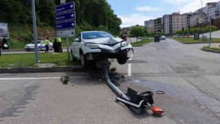 Samsunda trafik lambasına çarpan otomobil hurdaya döndü