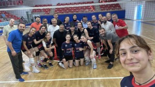 Sanatçılardan kadın voleybolculara moral ziyareti