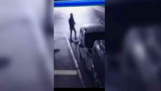 Sancaktepede husumetli olduğu kişinin aracını kundakladı...O anlar kamerada