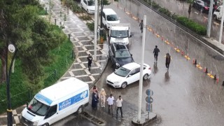 Şanlıurfada dolu ve yağmur hayatı felç etti