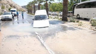 Şanlıurfada yol çöktü, otomobil çukura saplandı