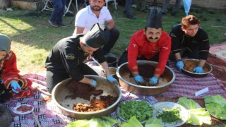 Şanlıurfanın yöresel lezzetleri davul zurna eşliğinde tanıtıldı