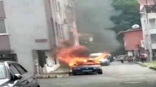 Sarıyerde park halindeki otomobil alev alev yandı