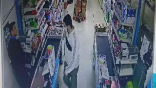 Satırlı, bıçaklı gaspçıyı market çalışanı böyle kovaladı