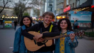 Savaştan kaçtı, gitarıyla dünyayı geziyor