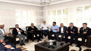 Şehit ailelerini evinde ziyaret etti