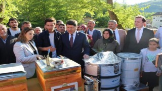 Sel mağduru olan köylüye arılı kovan verildi