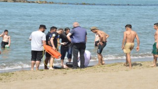 Serinlemek için girdikleri denizde boğulma tehlikesi yaşadılar