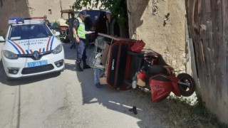 Seyir halindeyken devrilen motosikletin sürücüsü yaralandı