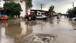 Şiddetli yağmur ve dolu su baskınlarına neden oldu