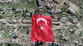 Siirtte 3 bin 500 yıllık Akabe yolunda dev Türk bayrağı açıldı
