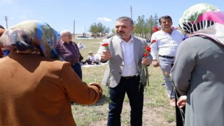 Sincan Belediye Başkanı Murat Ercandan annelere çiçek