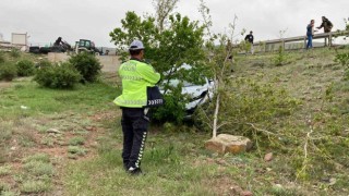 Sivasta otomobil şarampole uçtu: 2 yaralı