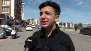 Sokak köpeğinden kaçarken minibüs çarptı: O anlar kamerada