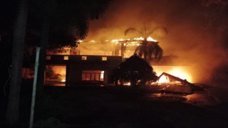 Sri Lankada göstericiler başbakanın ve siyasilerin evlerini yaktı