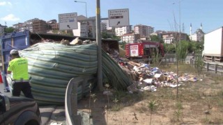 Sultanbeylide atık yüklü kamyon devrildi: 1 yaralı