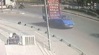 Sultanbeylide hafriyat kamyonu yunus polislerine çarptı: 2 polis yaralı