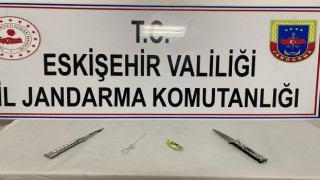 Şüpheli araçta kesici alet ve uyuşturucu bulundu