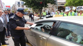 Sürücülere uyarıcı broşür, çocuklara kırmızı düdük dağıtıldı