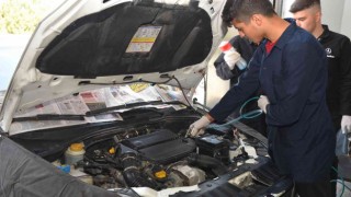 Susuz motor temizliği yapan liseliler mesleki tecrübe kazanıyor