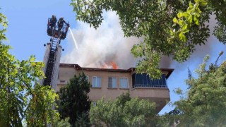 Tadilat sırasında çatı alev aldı, binadakiler büyük korku yaşadı