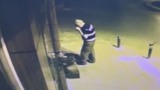 Tadına baktığı çileği beğenince kasasıyla birlikte çaldı: O anlar kamerada